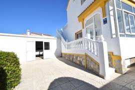 FABULOUS 4 BEDROOM VILLA WITH GARAGE AND COMMUNAL POOL