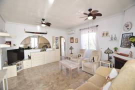 WONDERFUL 3/4 BEDROOM SOUTH FACING VILLA IN QUESADA