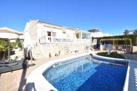 WONDERFUL 3/4 BEDROOM SOUTH FACING VILLA IN QUESADA