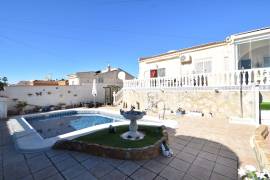 WONDERFUL 3/4 BEDROOM SOUTH FACING VILLA IN QUESADA