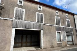 €14000 - Beautiful Commercial Potentials: House for Commercial Use between Champagne-Mouton and Confolens to Renovate