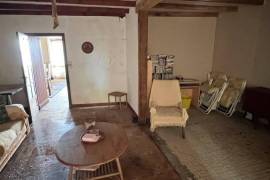 €14000 - Beautiful Commercial Potentials: House for Commercial Use between Champagne-Mouton and Confolens to Renovate