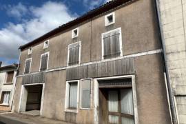 €14000 - Beautiful Commercial Potentials: House for Commercial Use between Champagne-Mouton and Confolens to Renovate