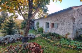 €130000 - Very Pretty 3-bedroom House For Sale In A Peaceful Charente Hamlet