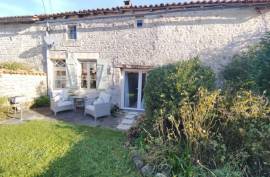 €130000 - Very Pretty 3-bedroom House For Sale In A Peaceful Charente Hamlet