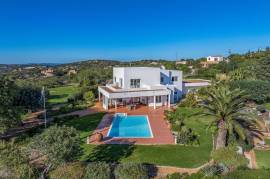 Modern 3/4 bedroom Villa with stunning panoramic sea views near Santa Barbara de Nexe