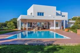 Modern 3/4 bedroom Villa with stunning panoramic sea views near Santa Barbara de Nexe