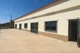 Urban building for sale intended for industry, catering, events, in Loulé.