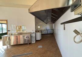 Urban building for sale intended for industry, catering, events, in Loulé.